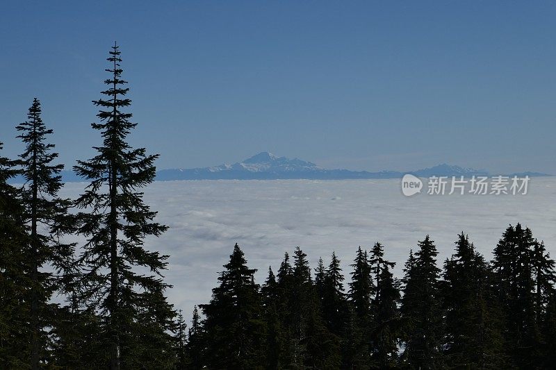 远处的贝克山