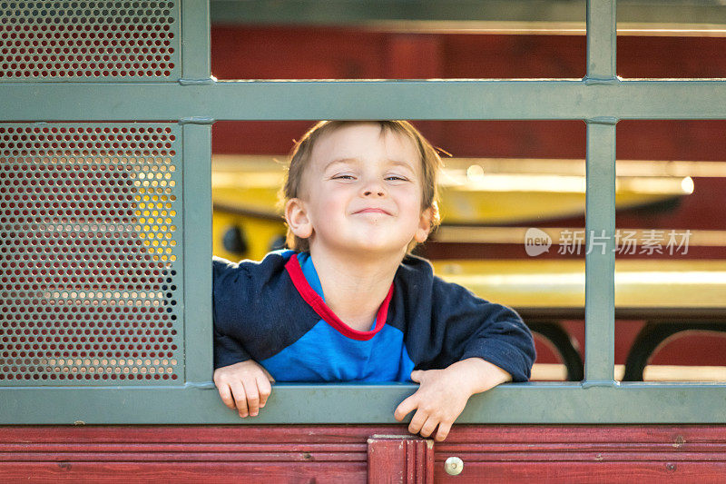 微笑的男孩望着窗外