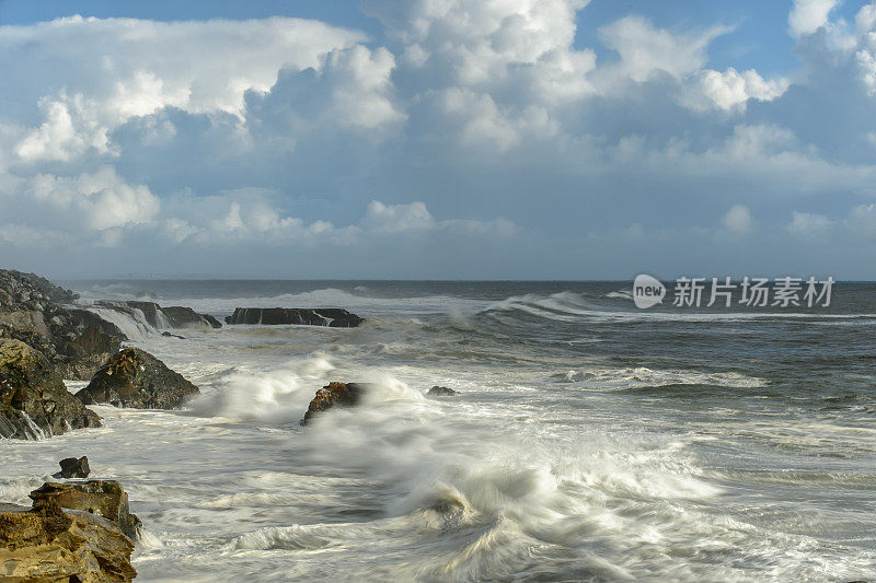 加利福尼亚海岸附近汹涌的海浪