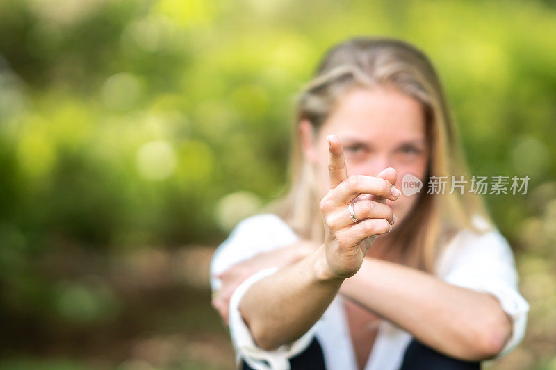 用手指对着镜头的女人