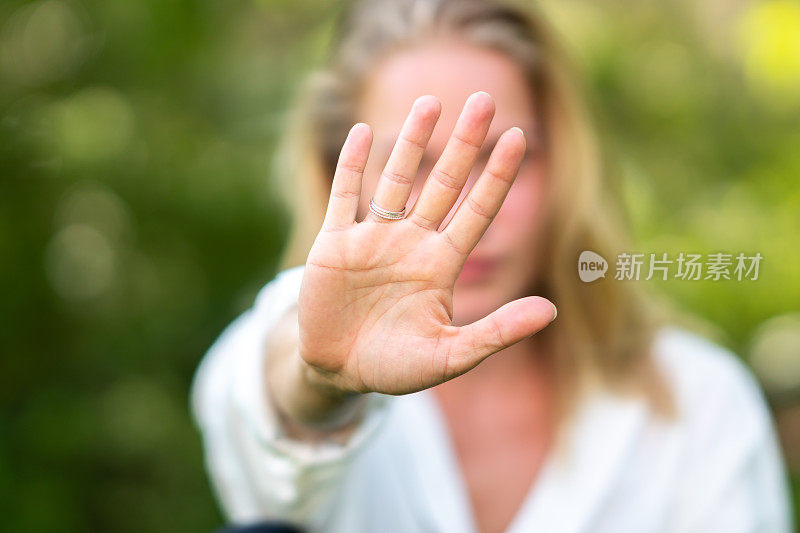 近距离观察一个女人的手势，注意看她的手