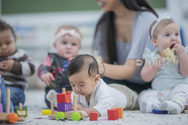 地毯上的婴儿