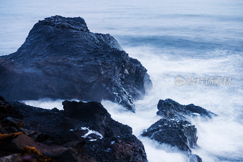 Dyrhólaey冰岛南部景观与波涛汹涌的海洋