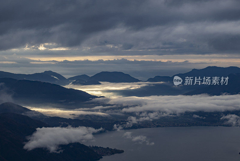 湖在多云的天空下群山之间。