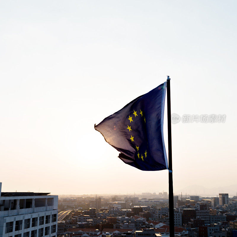 夕阳中飘扬的欧盟旗帜