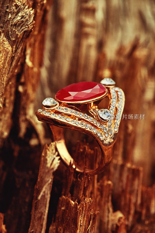 红宝石和钻石的珠宝戒指