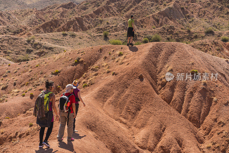 游客在童话峡谷，Skazka，吉尔吉斯斯坦