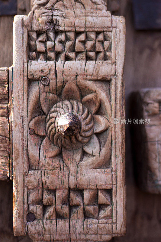 古董印度木门细节与雕刻的玫瑰