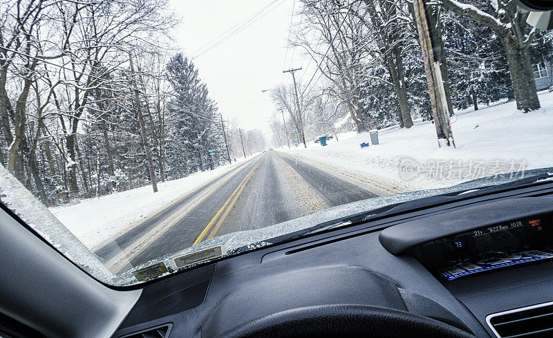 汽车在冬季暴风雪的乡村道路上行驶