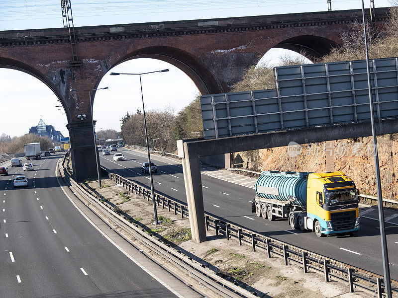 英国高速公路上的铰接式油罐车