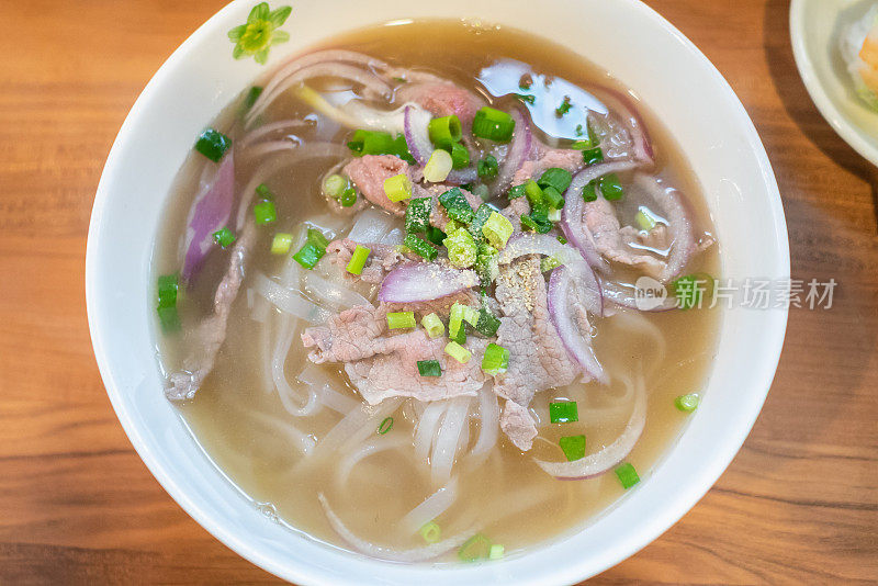越南粉是一种越南菜的扁米粉汤。越南河粉是一种透明的米汤，采用了鸡和牛的汤，并含有米粉。