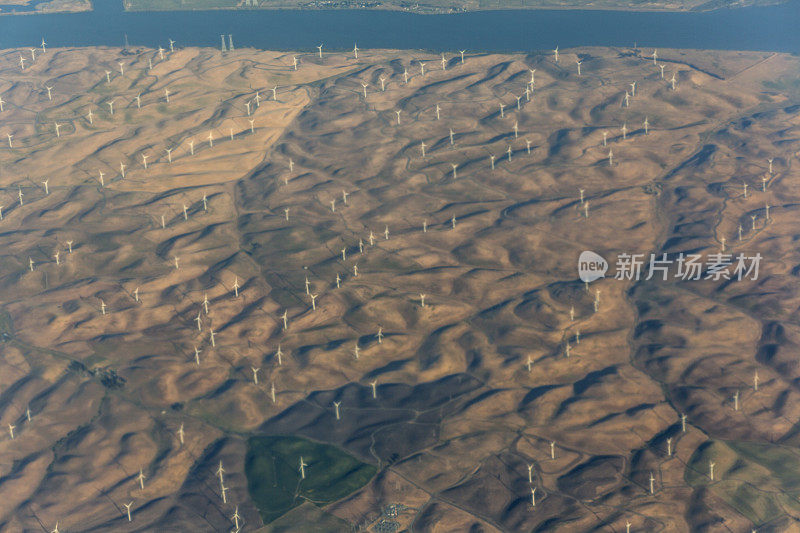 风力:美国加州萨克拉门托附近的风力发电机