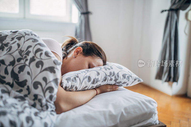 年轻的女人睡觉