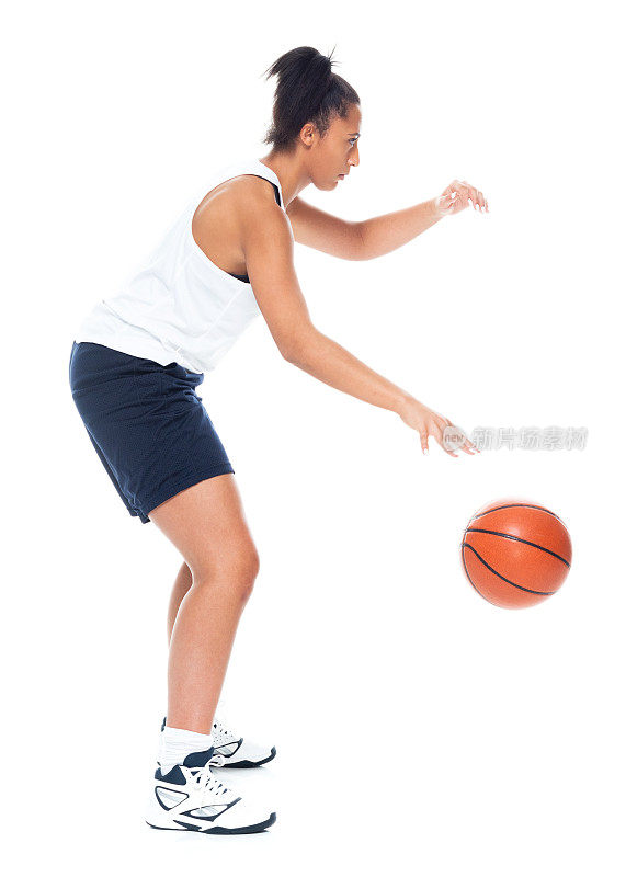 有吸引力的非洲裔美国女性打篮球