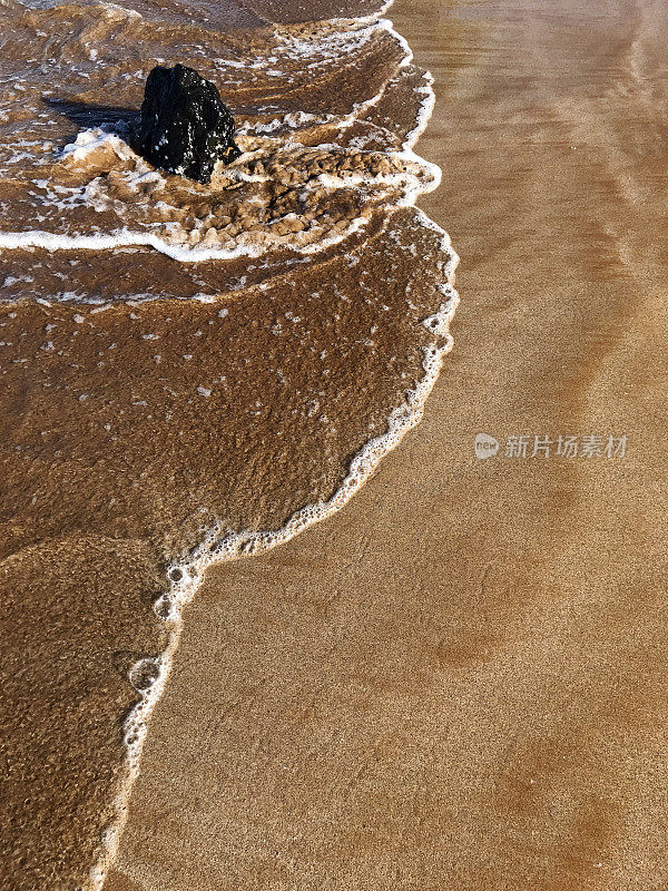 日出时的金色沙滩，波罗海滩，在夏威夷毛伊岛的怀利亚