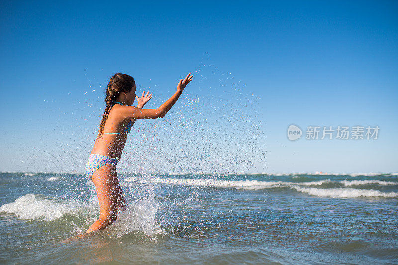 飞溅的海水。