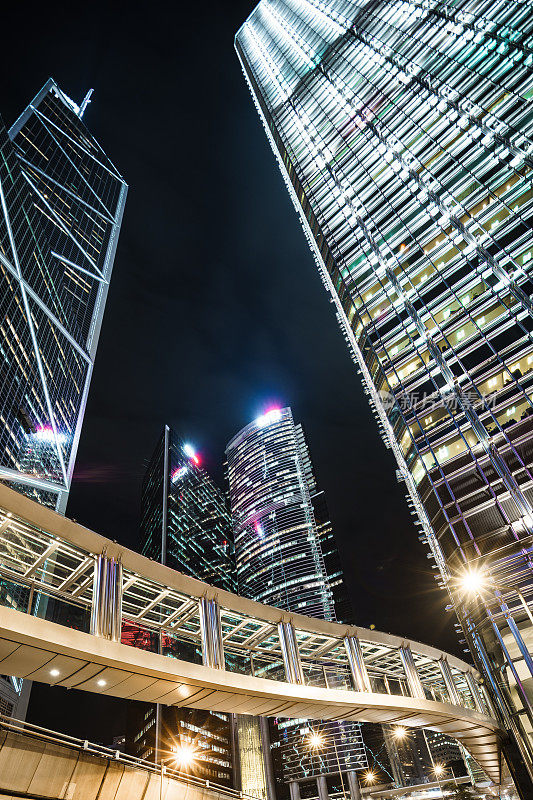 从空中步道可以看到香港市中心的夜景