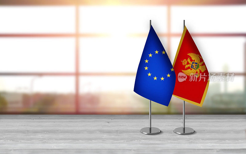 黑山和欧盟的3D桌面旗帜放在一张桌子上，背景阳光明媚，有很大的拷贝空间。