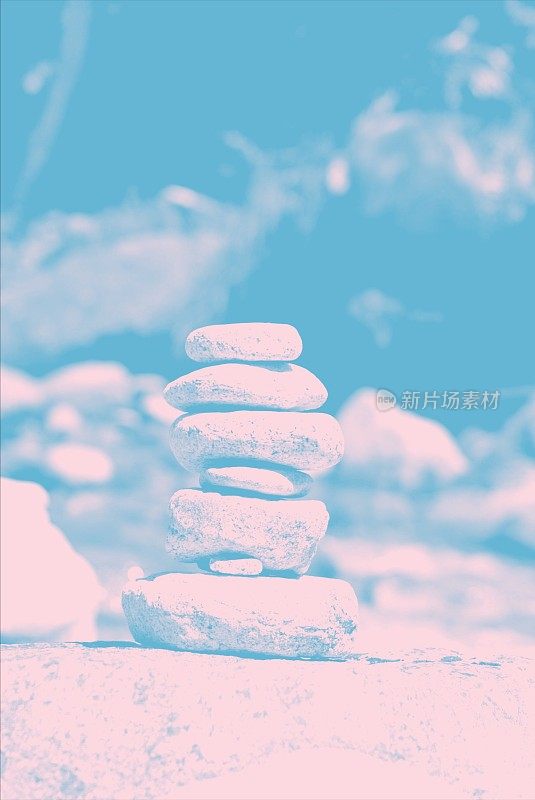 石头平衡自然背景在一个极简主义单色风格