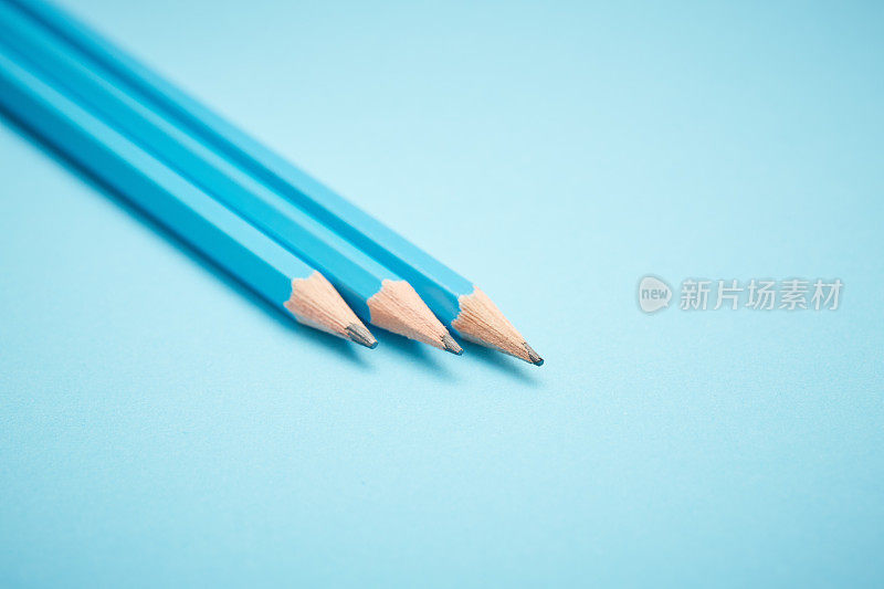 三支铅笔，蓝色的，斜着，蓝色的