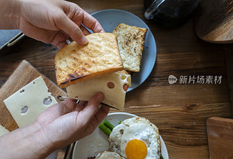 自制健康早餐:艾门塔尔芝士培根三明治，煎蛋和芦笋