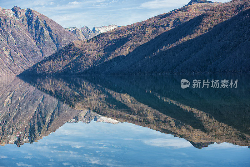 圣海伦斯山冷水湖的倒影