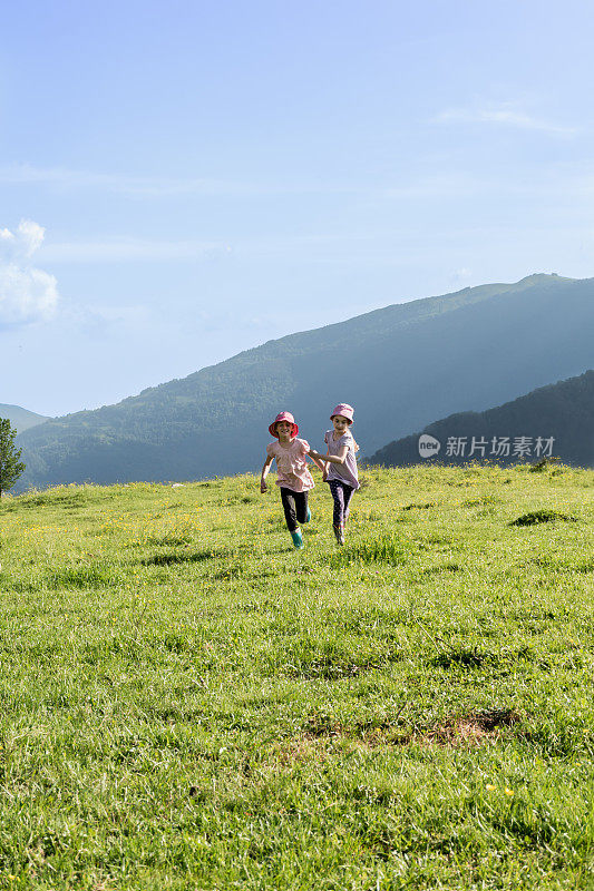 两个女孩享受山间牧场之旅