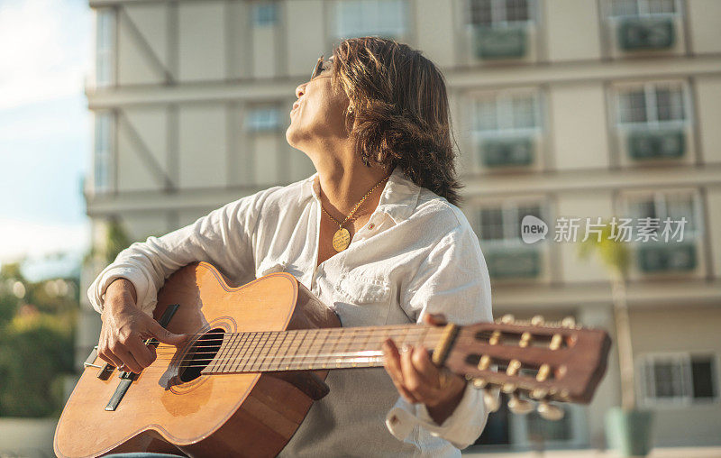 女人弹吉他，享受这一天