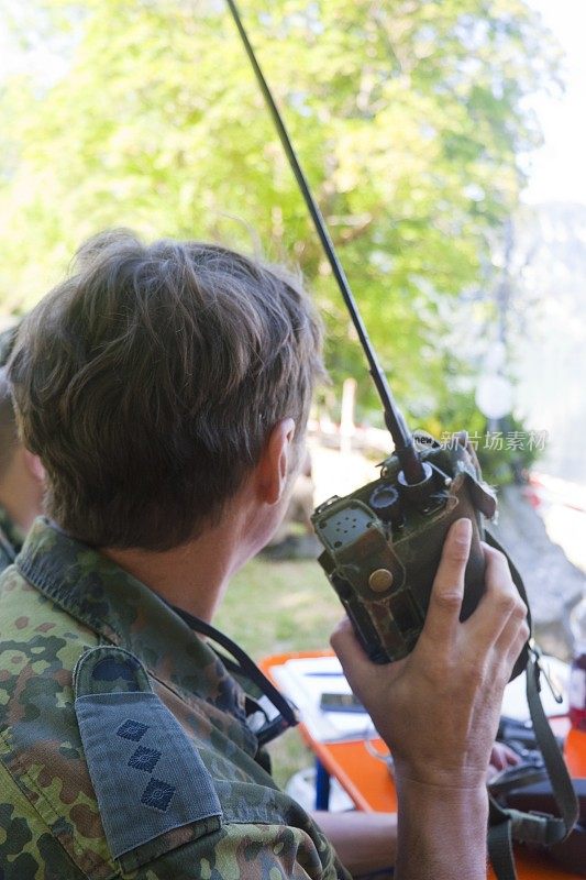 德国联邦国防军上尉使用无线电