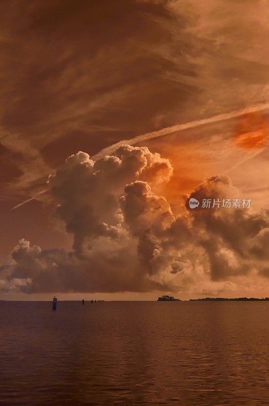 Chincoteague湾上空的雷云和尾迹