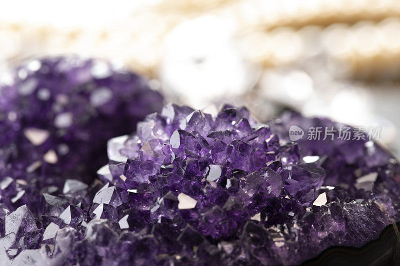 富有光泽的紫水晶
