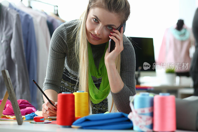 服装设计和零售设计师讲话电话