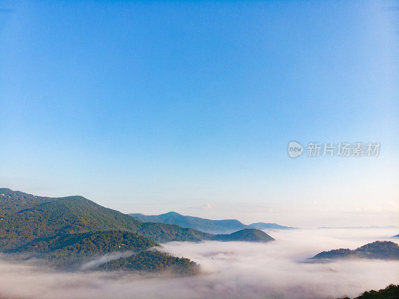 无人机在蓝岭山脉上空的晨云