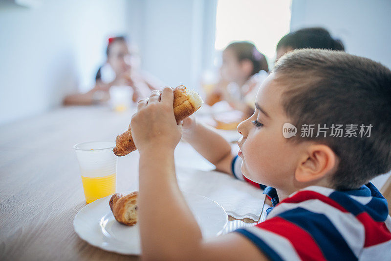 在私立学校吃午饭的男孩