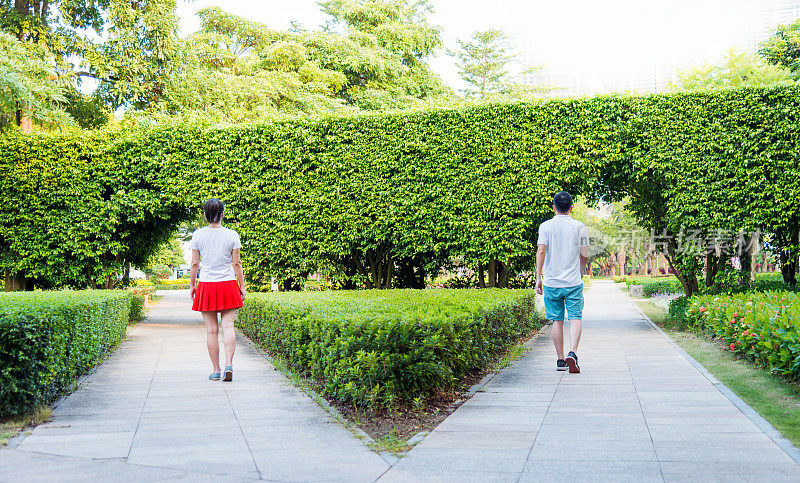 男人和女人朝不同的方向走