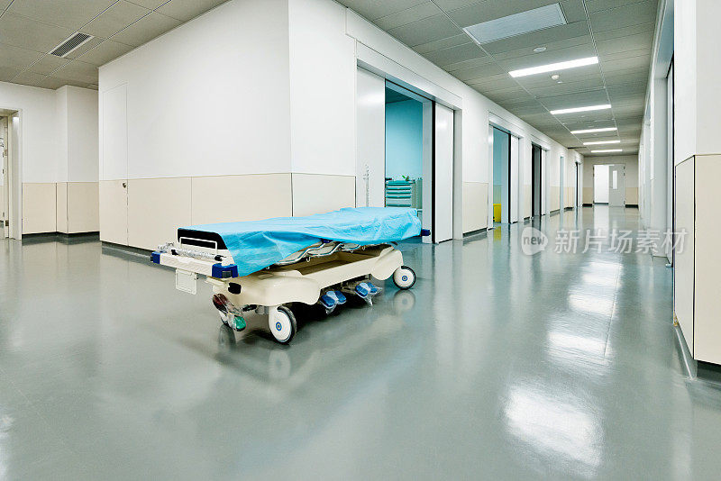 医院走廊里的空床