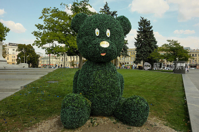 2019年8月，乌克兰哈尔科夫，城市公园里的大泰迪熊。从绿色植物和灌木的户外乐趣装饰。孩子们娱乐的地方