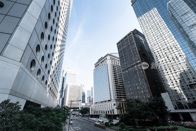 就在香港市中心现代金融摩天大楼的正下方