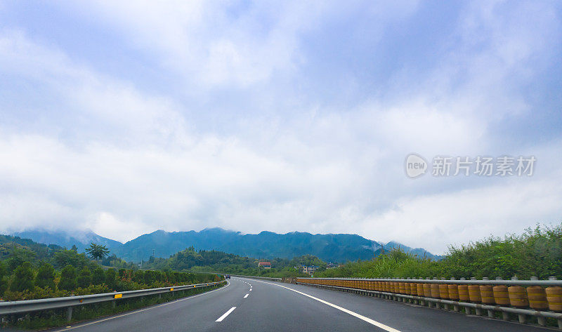 在亚洲公路上开车