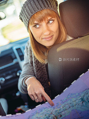 年轻女子在冬季的公路旅行