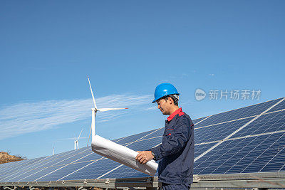 太阳能发电厂工程师正在检查