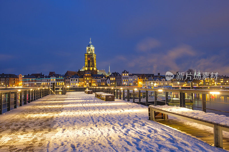 在一个寒冷的冬天夜晚，在IJssel河上的Deventer的地平线