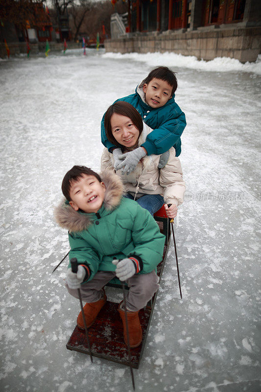 在北京的颐和园里，孩子们在湖上结冰，享受滑雪、滑冰、冰上自行车的乐趣。