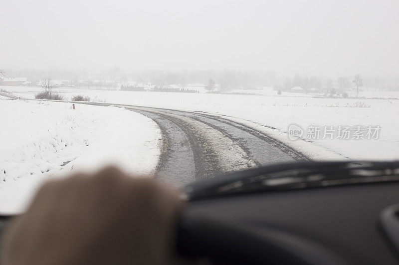 在下雪的冬天开车旅行。司机的个人观点。