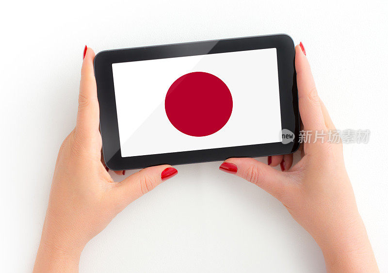 日本国旗在数字平板电脑在成熟女性的手与个人观点