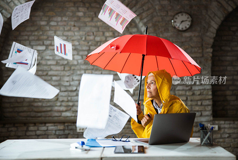 办公室里的报告像雨一样多!