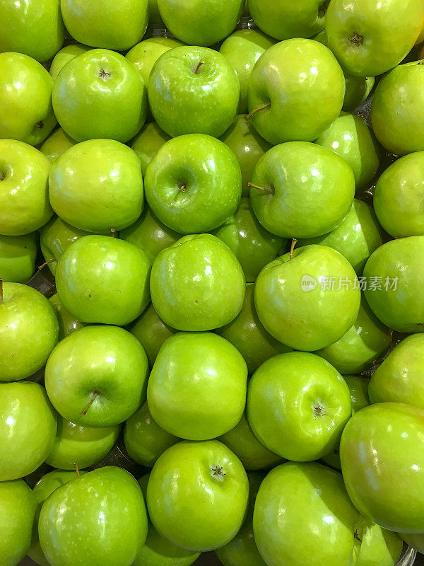 在零售农产品市场展出的绿青苹果