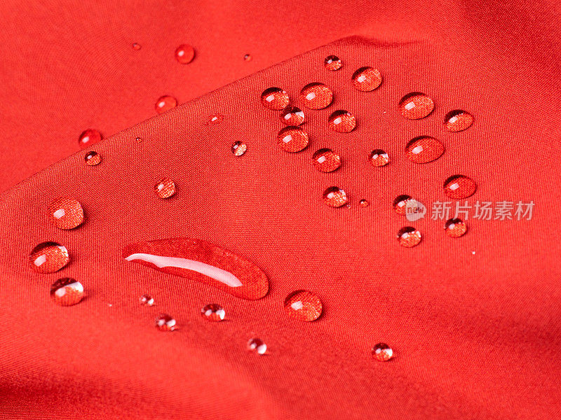 红色防水织物与水滴特写