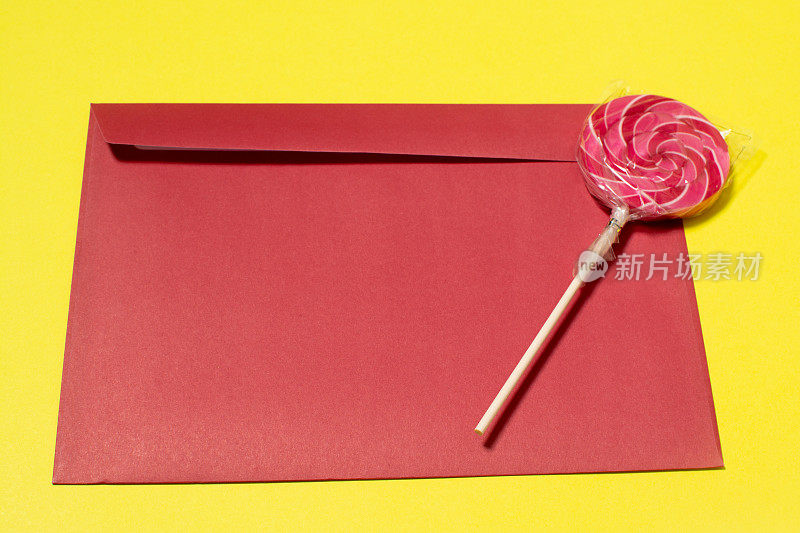 红色信封的信件与红色和粉红色的棒棒糖
