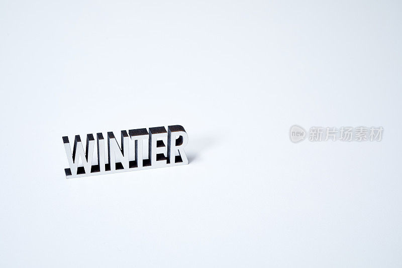 白色背景上的单词WINTER